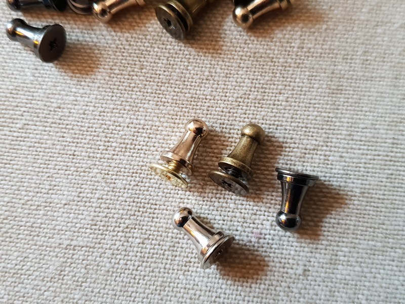 20180904_183603_ml LCF - Bouton de col poignée coloris Noir Métal 6x4mm – Image 1