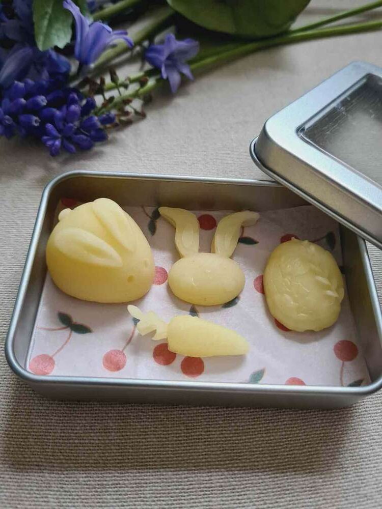 20240401_120446_ml LCF - Boite métal , lot spécial Pâques Cire d'abeille – Image 1