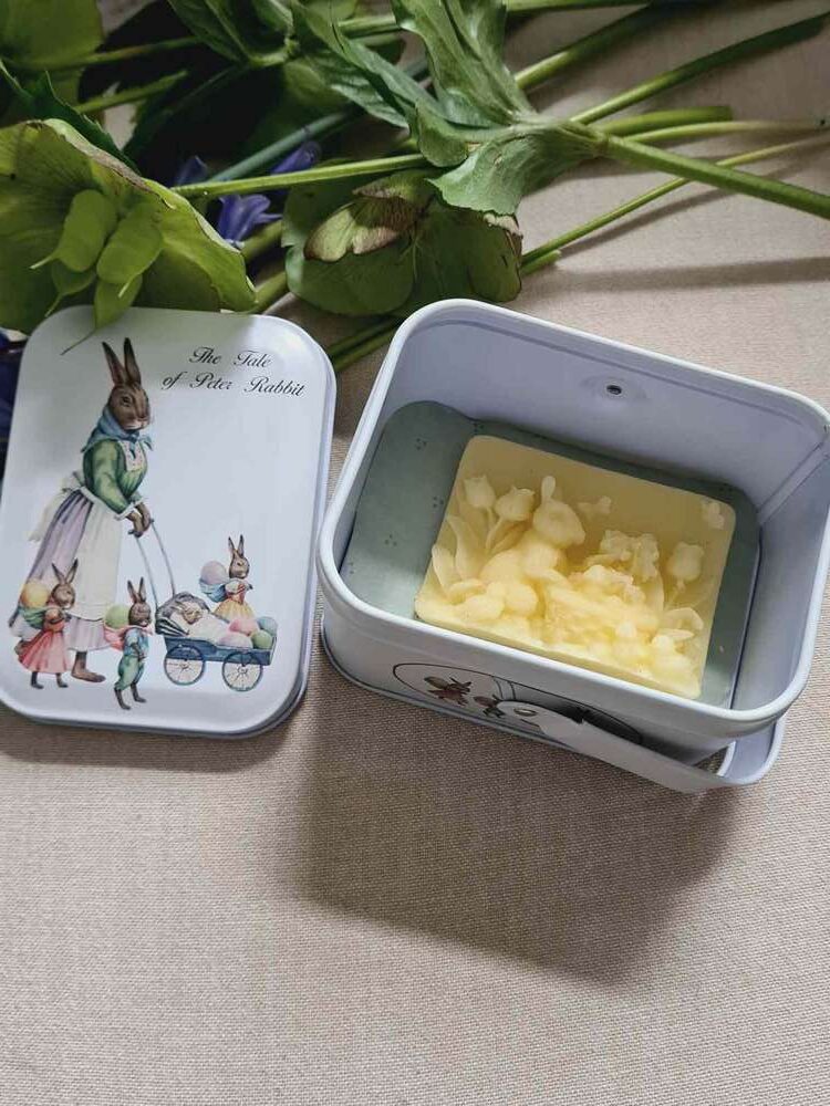 20240401_121227_ml LCF - Boite métal Peter Rabbit , Maman Lapin & berceau cire d'abeille – Image 1