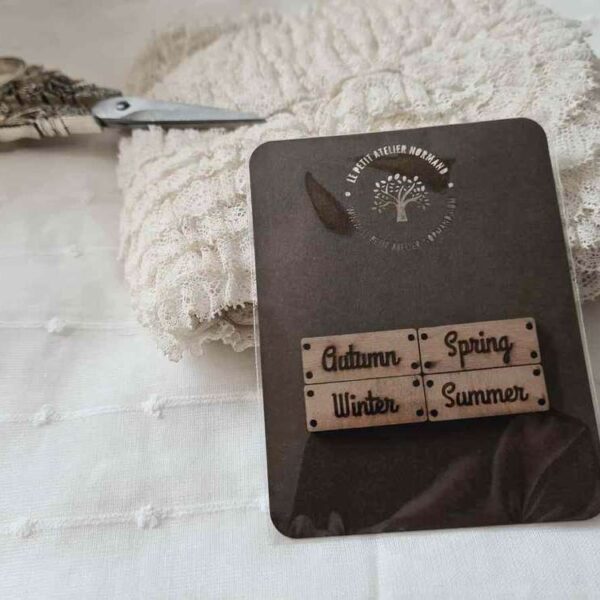 Le petit Atelier Normand - Lot de boutons 4 Saisons , version Anglaise
