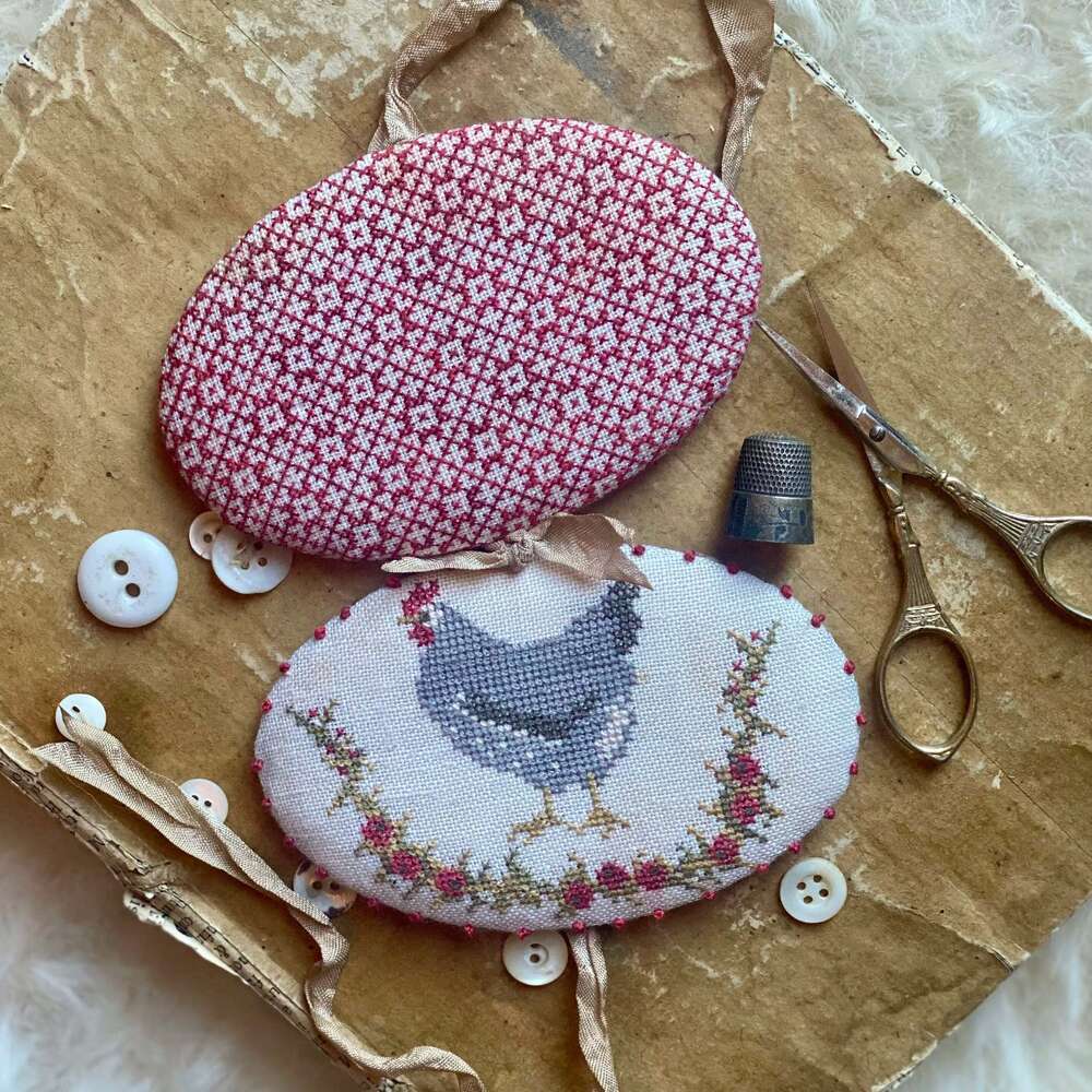 Little-French-Hen-needle-book-Stacy-Nash-Primitive2_ml Stacy Nash Primitive - Little French Hen needle book – Image 1