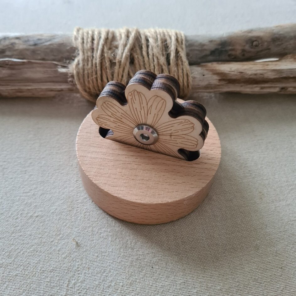 coupe-fil-fleur-bois_ml LCF - Coupe-fil fleur en bois – Image 1